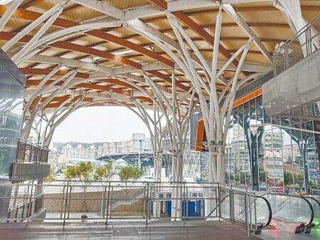 
基隆城際轉運站大頂棚下方有不少野生鴿子、八哥等鳥類棲息，市府裝設超音波驅鳥器因應，另正研議加設隔離網徹底解決問題。（張志康攝）
