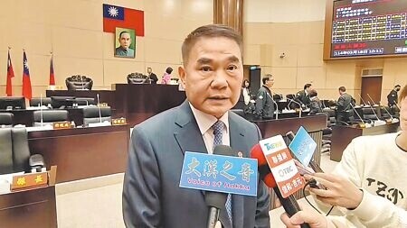 
苗栗縣議會第20屆第13、14次臨時會18日上午開議，縣府提出苗栗縣剩餘土石方處理及資源堆置處理場設置管理自治條例部分條文修正草案，送請縣議會審議，縣長鍾東錦希望縣議會全力支持。（謝明俊攝）

