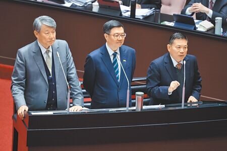 針對立委詢問詢問台積電擴大赴美投資是否會導致台灣整個產業鏈外移?國發會主委劉鏡清(右起)、行政院長卓榮泰、經濟部長郭智輝18日在立法院表示,經濟部立場就是幫助廠商快速出海、落地、賺錢。(姚志平攝)