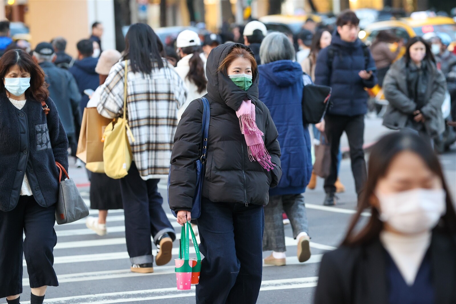 今、明兩天受強烈大陸冷氣團影響,白天在陽光下不覺冷,因輻射冷卻加成,早晚氣溫很低,部分地區明晨仍將出現4度左右的最低氣溫。記者林伯東/攝影