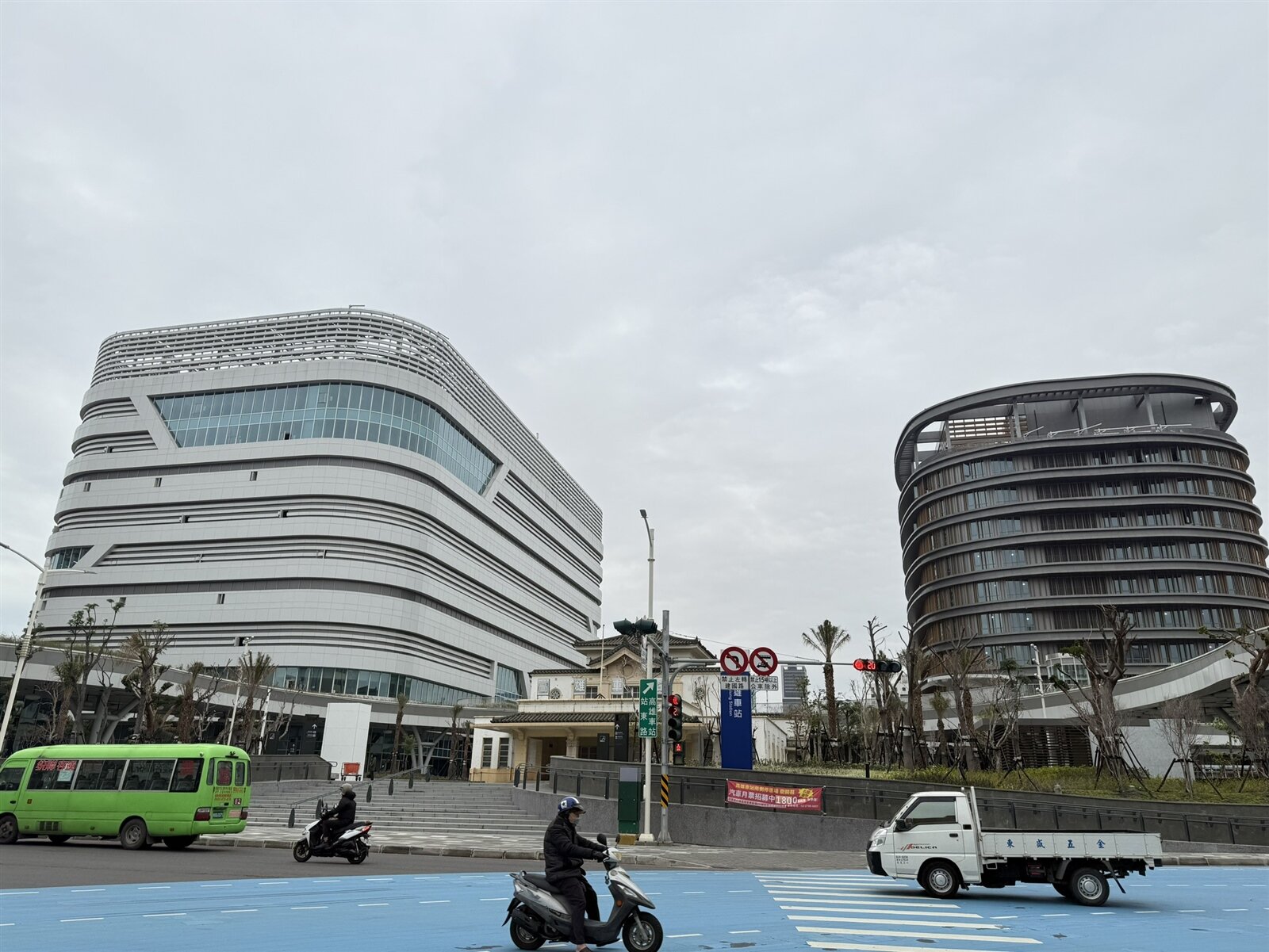 高雄車站商業大樓已公告招商,包括地上9層大樓、一樓平面7間獨立店面、地下一層和地下三層,20年租金底價1.5億元,可優先延長10年共2次。記者宋原彰/攝影