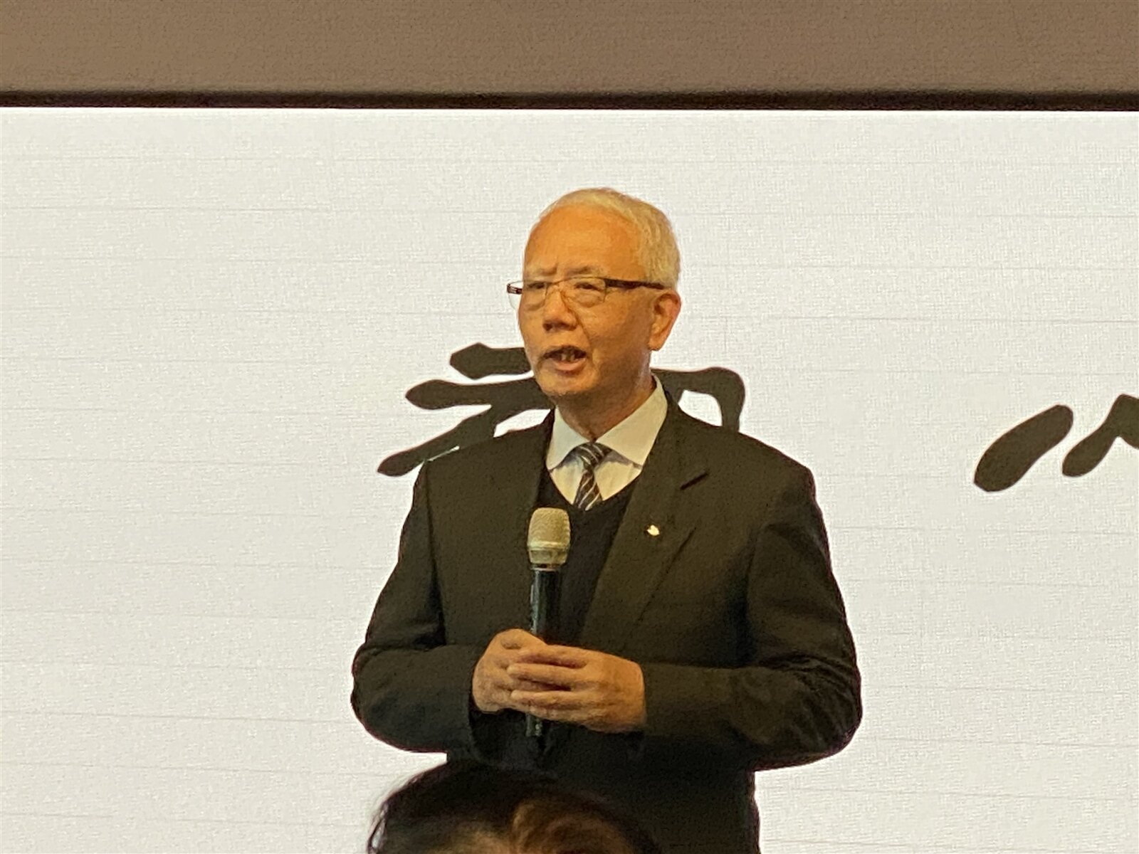 頂新和德基金捐助人代表魏應充今說明一鄉一企業的回饋家鄉公益理念。記者林宛諭/攝影