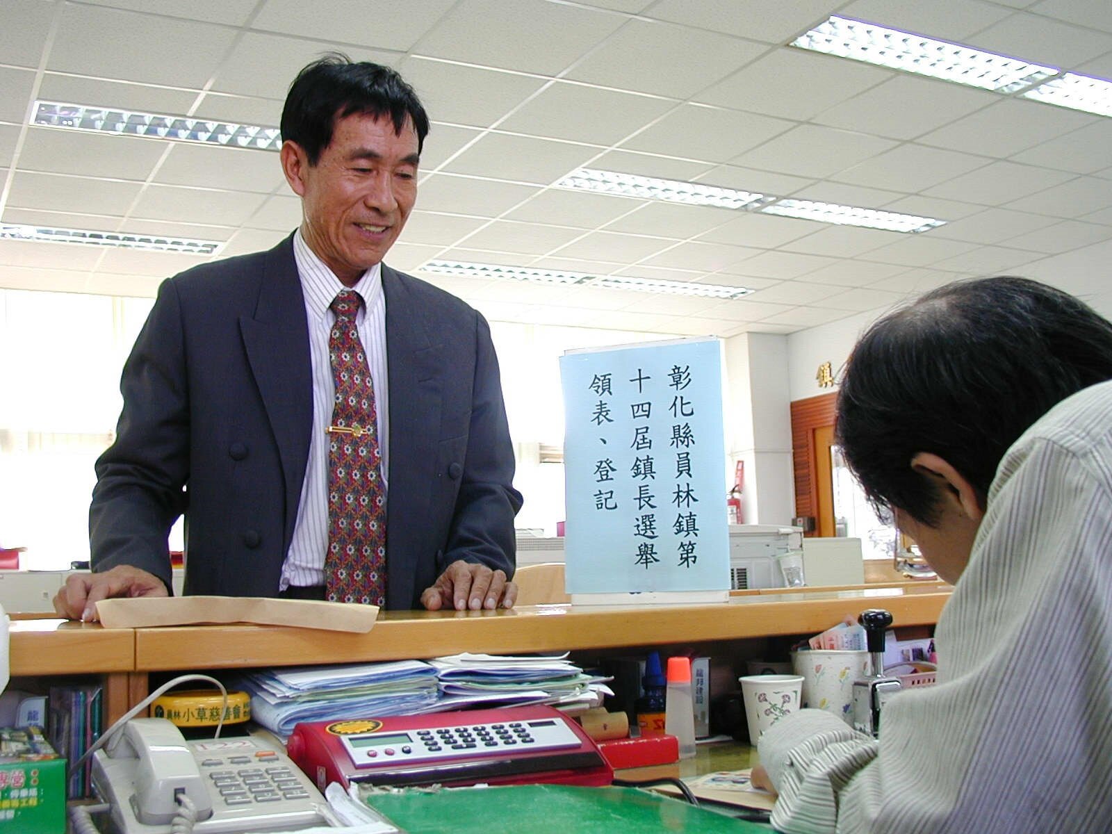 前員林鎮長蔡教義到員林鎮公所領取鎮長登記表格,引來公所員工注目。記者劉明岩/攝影