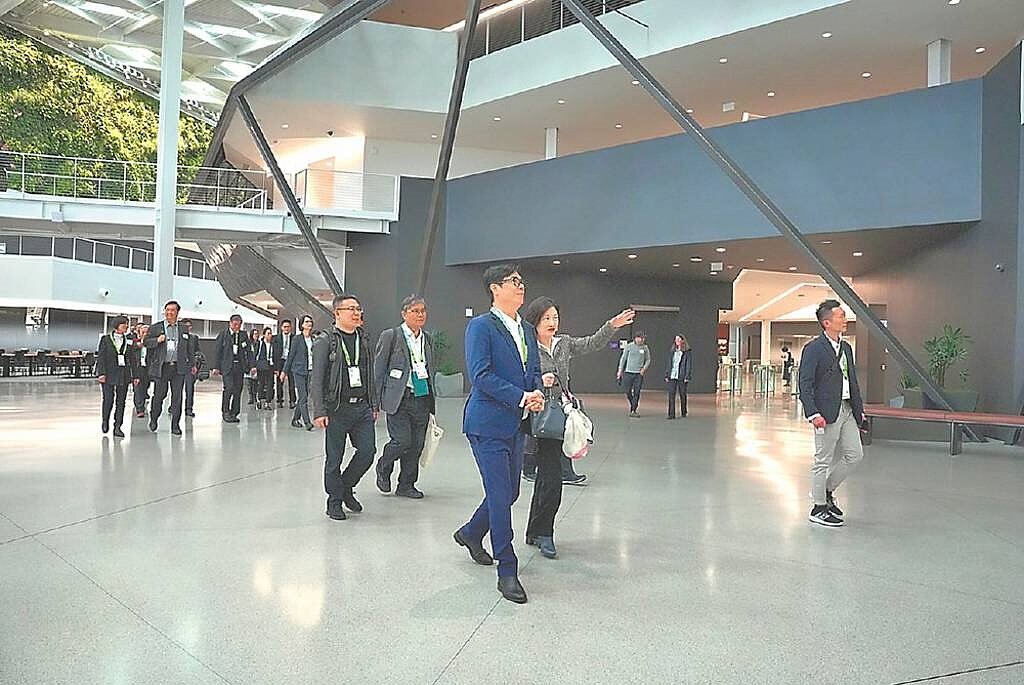 輝達全球副總裁親自帶領高雄市長陳其邁(左前一)的高市府團隊,參訪輝達總部,深入了解全球最先進的AI發展環境與企業文化。圖/高雄經發局提供