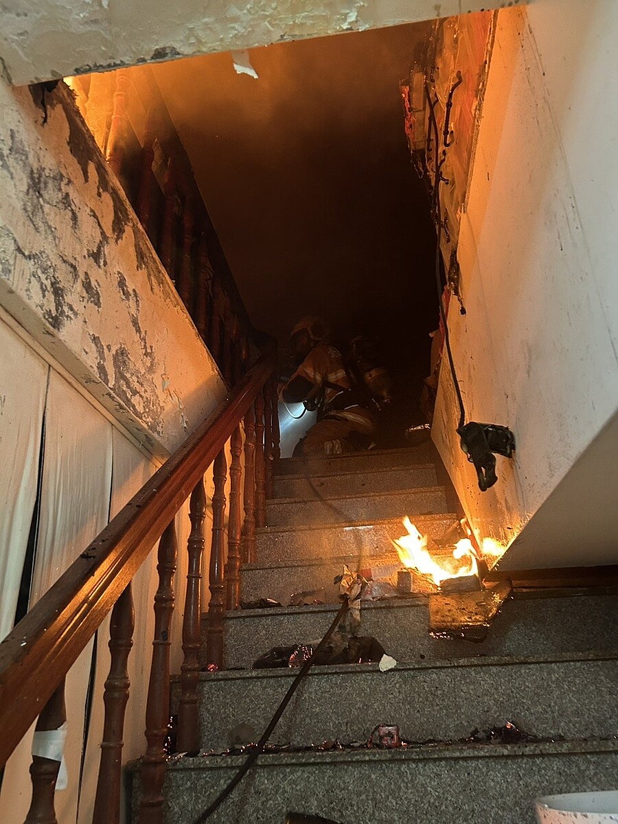 清晨4時許,台南市安平區永華九街地上二層樓建築物二樓起火,消防局出動17車41人趕往救援,於4時34分獲報,4時52分撲滅火勢。記者袁志豪/翻攝