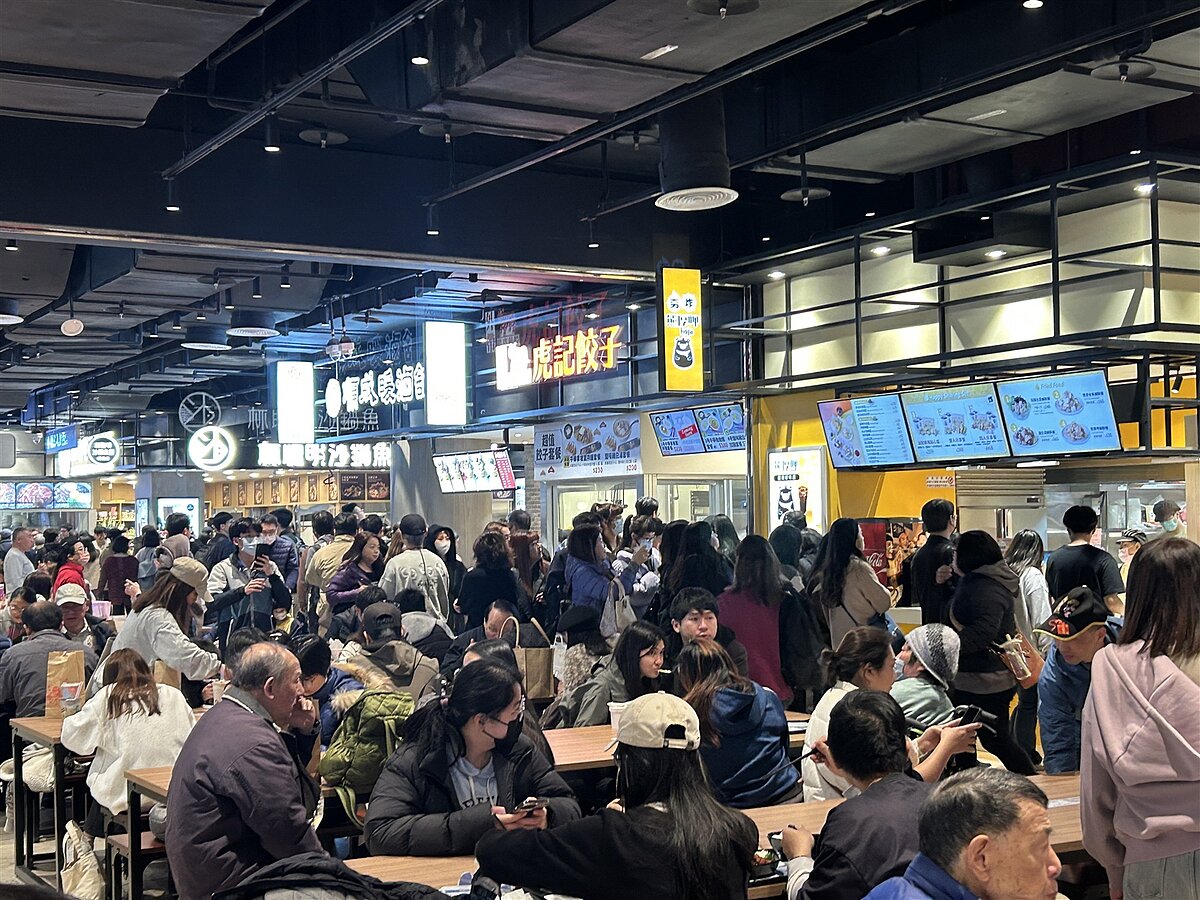 南港LaLaport美食街迎來晚上下班人潮高峰。記者江佩君/攝影