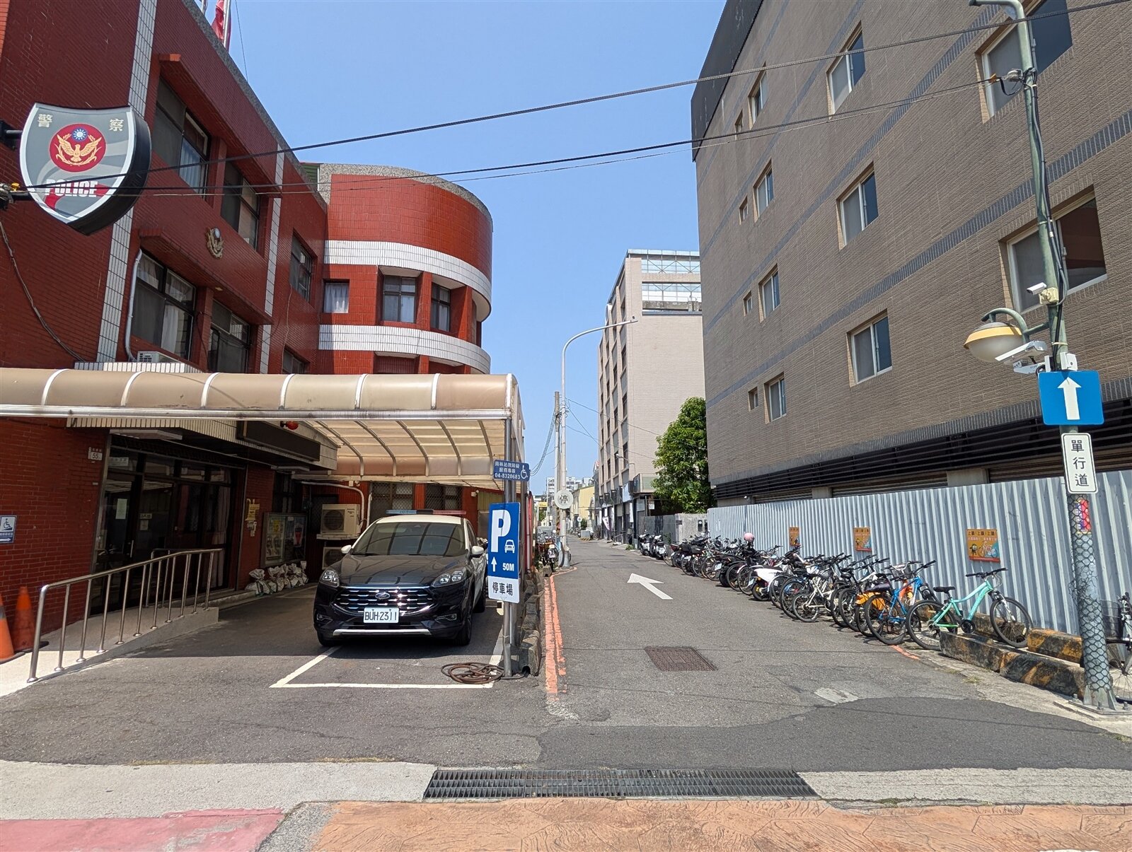 彰化縣員林火車站北側的民權街是單行道，市公所獲鐵路局撥用土地，拆除鐵路警察派出所和後面停車場來拓寬道路。記者簡慧珍／攝影 