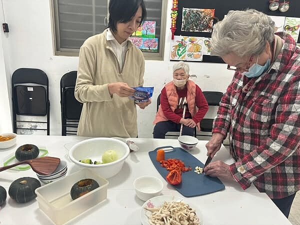 柏愛長照站-營養南瓜盅DIY