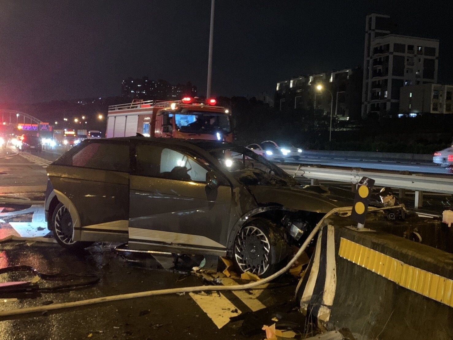 圖為國道1號楊梅休息站1月25日電動車自撞起火事故，造成4死4重傷。本報資料照片 
