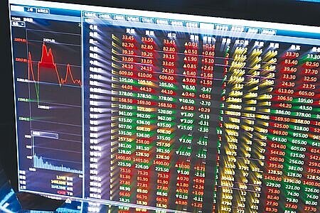 台股加權指數26日創下2023年11月8日以來的窒息量2,231億元,遠低於2,973億元的月均量。圖∕本報資料照片