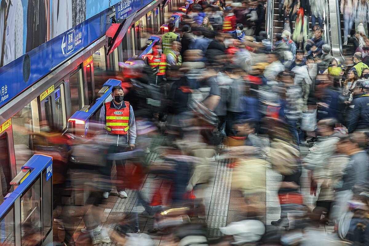 近日國外一項調查訪問了18,500位受訪者,讓他們評價自己所在城市的交通系統,選出全球最佳大眾運輸城市。榜單出爐後,亞洲城市表現亮眼。圖為跨年時,北捷國父紀念館站撤場人潮。記者曾原信/攝影