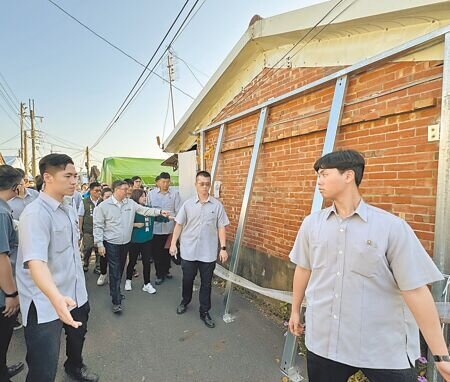 行政院長卓榮泰26日下午視察0121地震災後受損嚴重的台南楠西江家古厝。(曹婷婷攝)