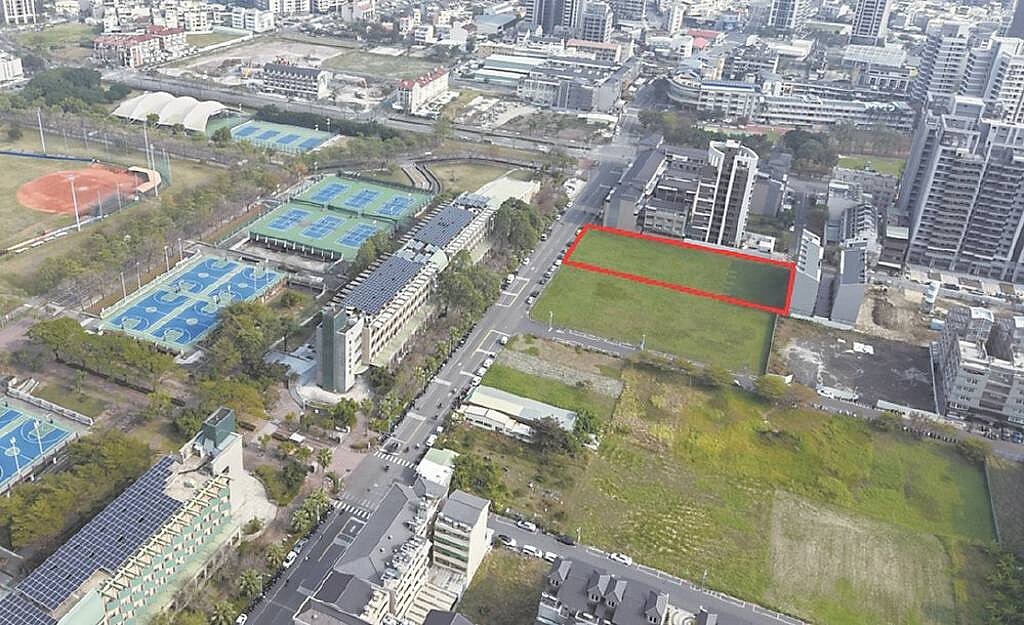 位於高雄大學生活圈1,164坪土地,由泰郡建設以逾8.16億元標得,溢價率5.40%。圖/高雄地政局提供