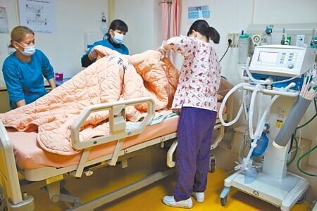 6年以上資深看護或機構移工可轉任護佐,最快將於4月上路。(本報資料照片)