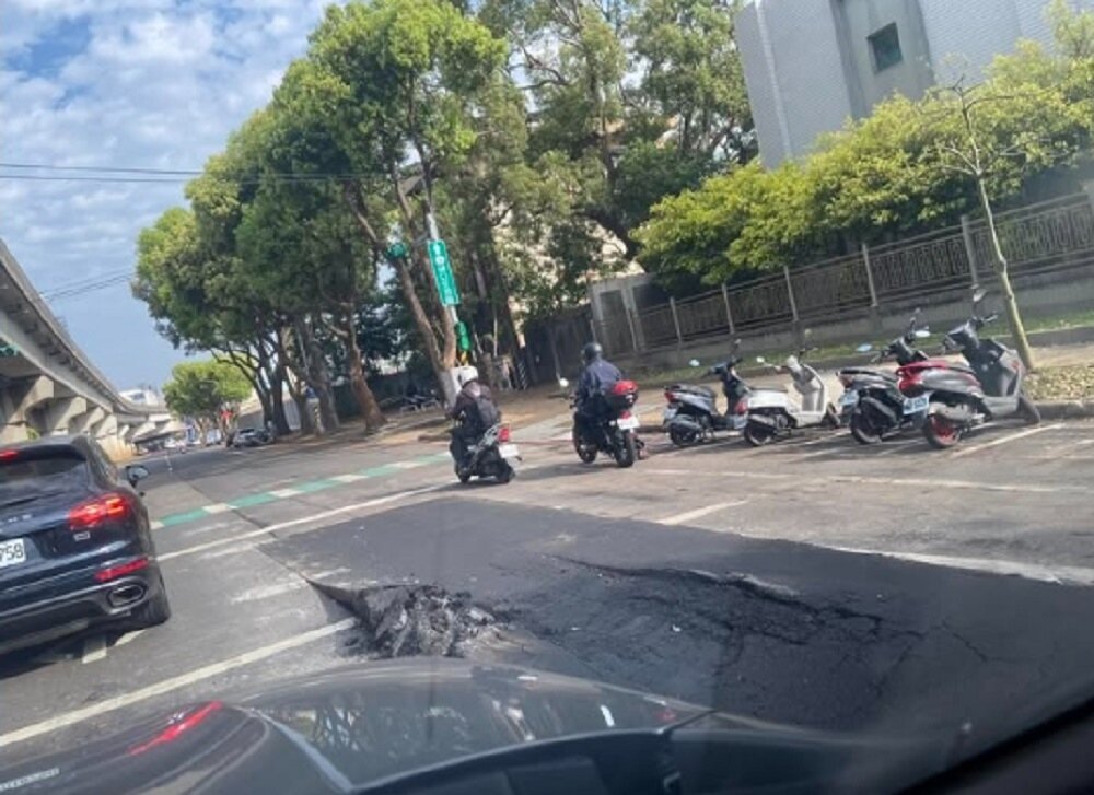 龜山區文化一路發生地面凹陷。圖:翻攝自林口大家庭