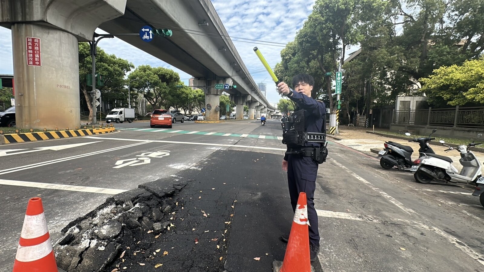 龜山警分局到場擺放交通錐,引導車輛通行;並通知養工處派員處理。圖:讀者提供
