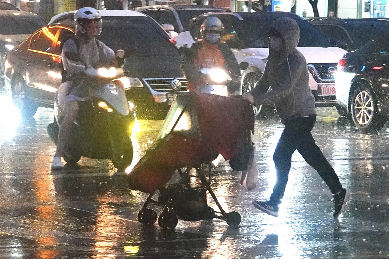 今天鋒面通過,北台灣雲量增多,轉有局部短暫雨,氣溫驟降、愈晚愈冷;其他地區雲量略增,氣溫下降亦轉涼。本報資料照片