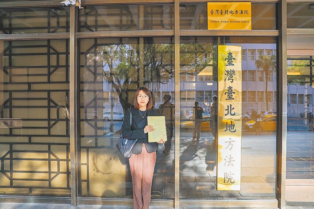 新北市捷運環狀線2024年受0403花蓮大地震影響受損,雙北市府27日委由律師林庭葦代表至台北地院遞狀,向中工提告求償19.27億元。圖/新北市捷運局提供