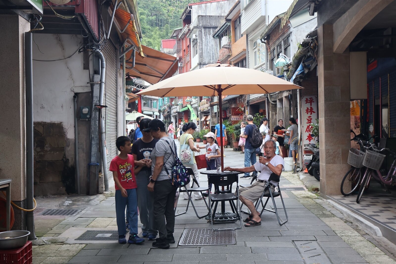 新北坪林區去年6月起推出「茶尋電台」的老街周日音樂饗宴,公所及老街前茶鄉廣場每周日有封街樂團表演、特色手作商家、胖卡美食攤商等,盼能吸引人潮。本報資料照片