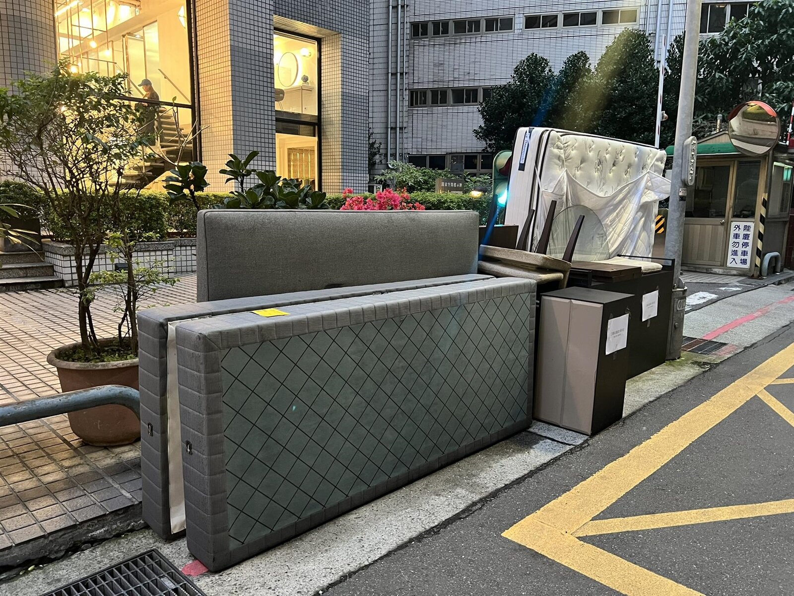 ▼陳姓網友在大安區路邊看到「萬元傢俱」躺路邊回收。(圖/翻攝《路上觀察學院》社團)