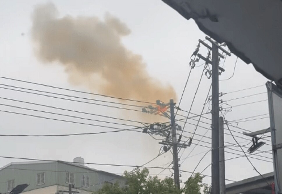 電線桿突然竄出火煙,隨後造成八德區建國路、介壽路二段、大勤街、金福街、長興路、興豐路等一帶2143戶停電。圖:翻攝自threads@wei_19_25