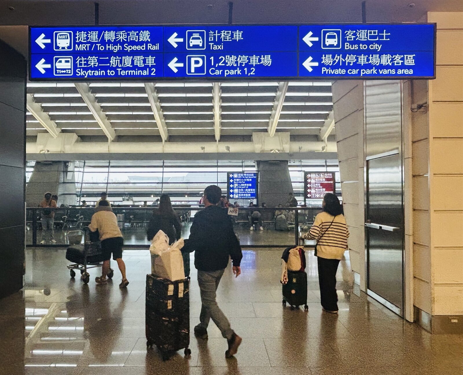 連假期間交通繁忙,搭乘機場捷運及客運巴士等公共運輸往返桃園機場,確保旅途順利。圖:機場公司