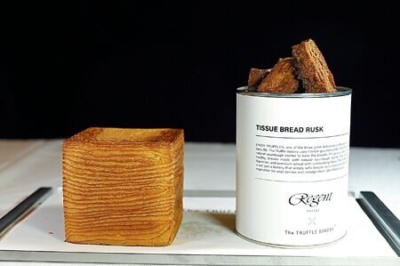 
韓國「the Truffle Bakery」的「紙巾吐司」（左）去年快閃台北晶華酒店，引爆排隊購買熱潮。圖∕姚舜、台北晶華酒店

