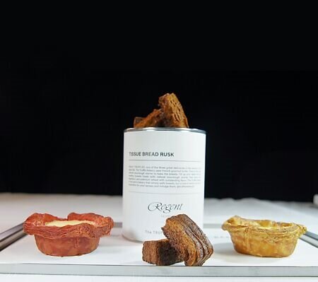 
韓國「the Truffle Bakery」的「吐司磚脆餅」（中），共有「奶油肉桂」與「黑巧克力」兩種口味，兩桶裝一組各約100公克880元。圖∕姚舜、台北晶華酒店
