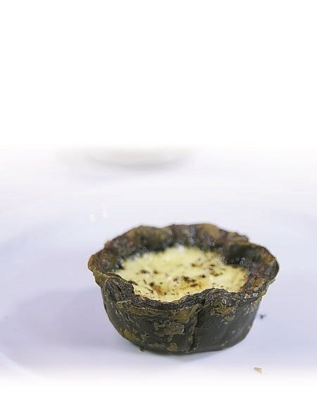 
「黑松露可頌塔」是在麵糰中加入竹炭粉揉製、香烤後刷上一層松露油。圖∕姚舜、台北晶華酒店
