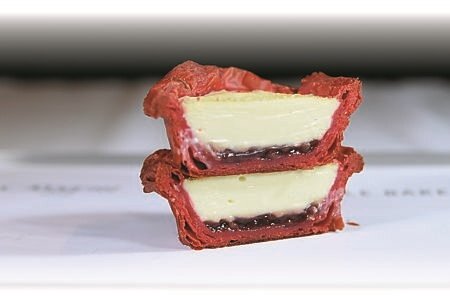 
韓國「the Truffle Bakery」的「覆盆子可頌塔」，製作時會先於底部擠上一層酸甜的覆盆子醬、再填入以奶油起司與鮮奶油一同調製而成的乳酪醬內餡。圖∕姚舜、台北晶華酒店
