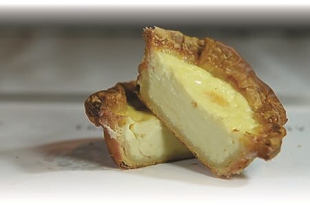 
「香草奶油可頌塔」的外皮是以新鮮香草籽與奶油調和而成，出爐時色澤金黃迷人，香氣四溢。圖∕姚舜、台北晶華酒店
