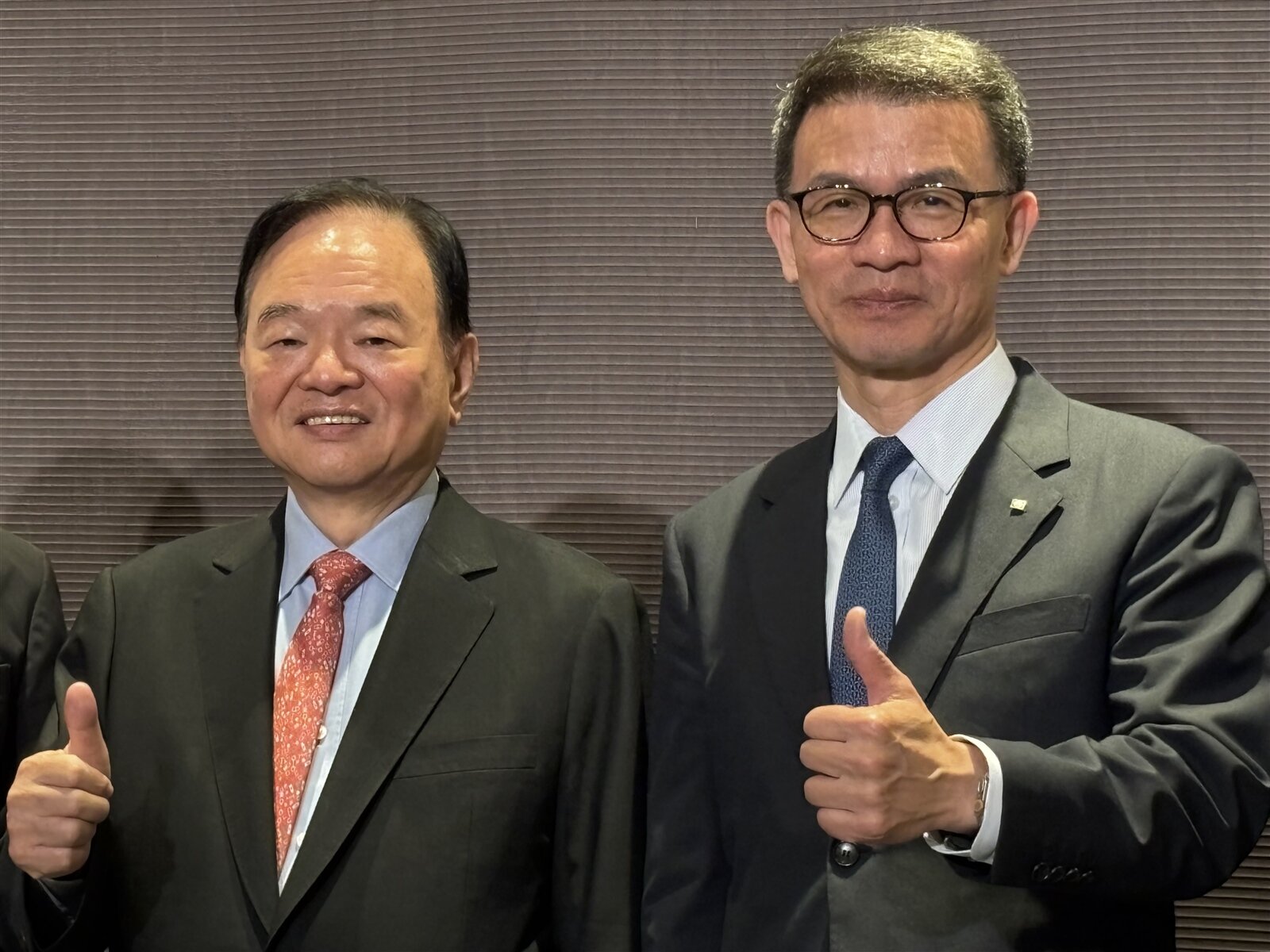 全聯董事長林敏雄(左)與總經理蔡篤昌宣布,大潤發將改名成「大全聯」。記者嚴雅芳/攝影