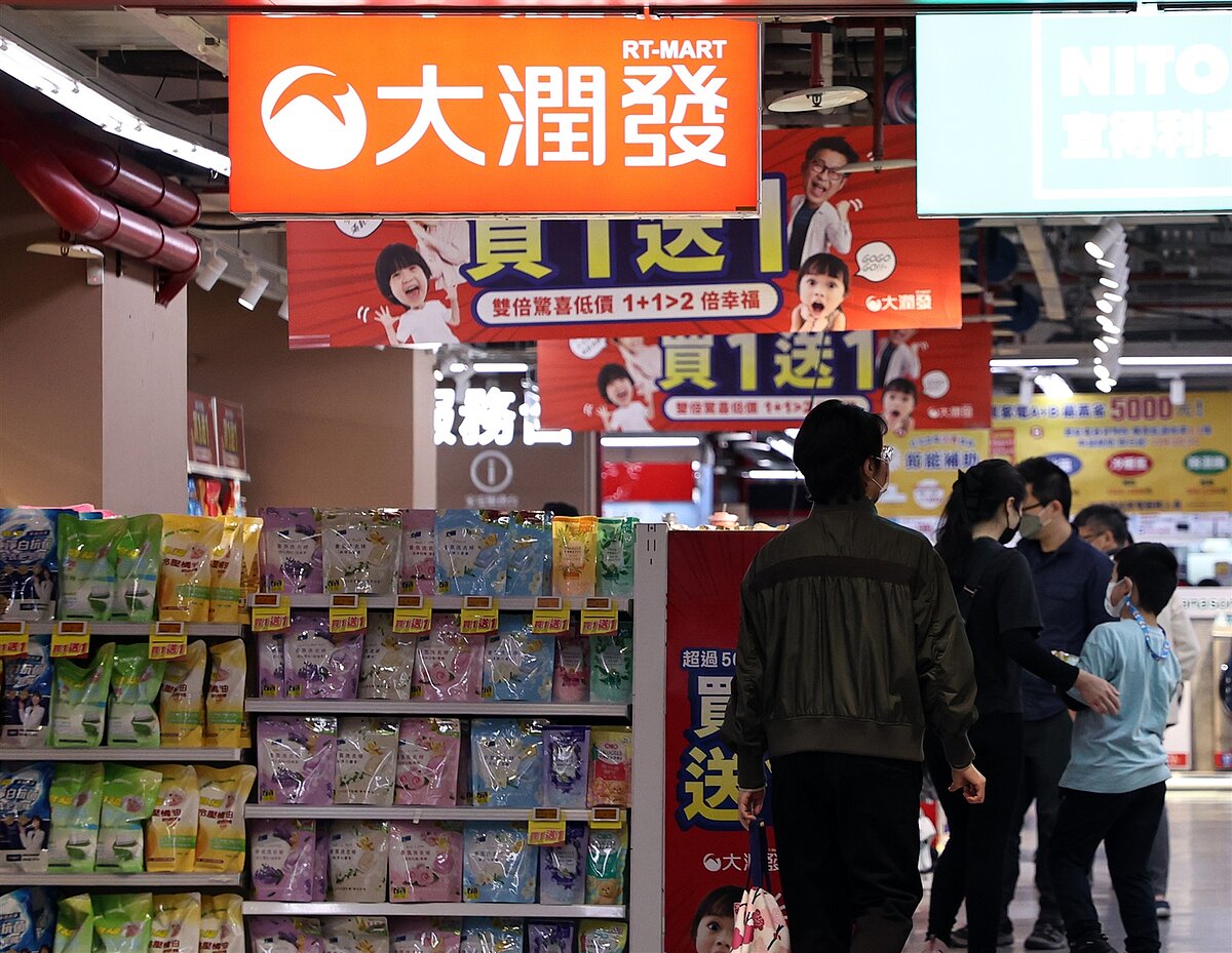 全台二十家「大潤發」量販店將改名為「大全聯」,預計第三季完成轉換,「大潤發」三字即將走入歷史。記者侯永全/攝影