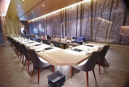 搶攻「個人經濟」,「橘色涮涮屋」台中館比照「Extension 1 by橘色」,設有一單人鍋物吧檯區,一個人前往亦能享用高檔鍋物。圖∕姚舜