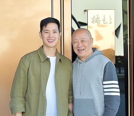 橘色集團創辦人袁永定(右)重視服務與「客人感受」,二代經營者袁保華承襲此理念並發揚光大。圖∕姚舜