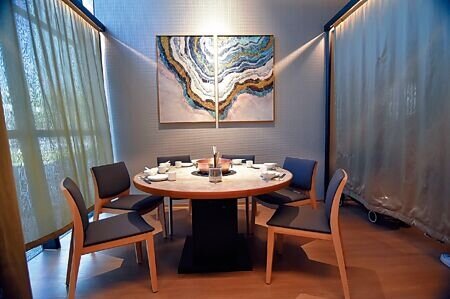 「橘色涮涮屋」台中館採布質隔簾區隔成「軟包廂」,臨窗區採光良好。圖∕姚舜