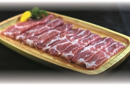 「橘色涮涮屋」台中館菜單上可點到「手切冷藏究好豬梅花」當火鍋涮料。圖∕姚舜