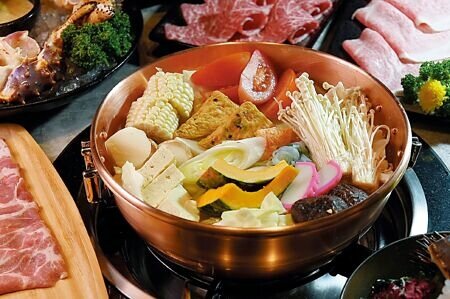 「橘色涮涮屋」的「菜盤」內容豐富,有高麗菜、白菜、大陸妹、日本魚豆腐、蟹腳、杏鮑菇、豆腐、日本大蔥、栗子南瓜、水果玉米、番茄、榨菜、金針菇,以及日本魚板和蒟蒻結。圖∕姚舜
