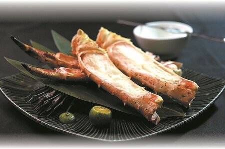 「橘色涮涮屋」台中館的「鱈場蟹五吃」之二是「炭烤鱈場蟹腳」。圖∕姚舜