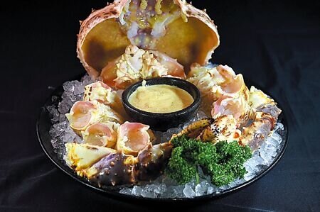 迎合台中頂級火鍋饕客喜好,「橘色涮涮屋」台中館主攻帝王蟹五吃,圖為分切好、當火鍋涮料的蟹肉。圖∕姚舜