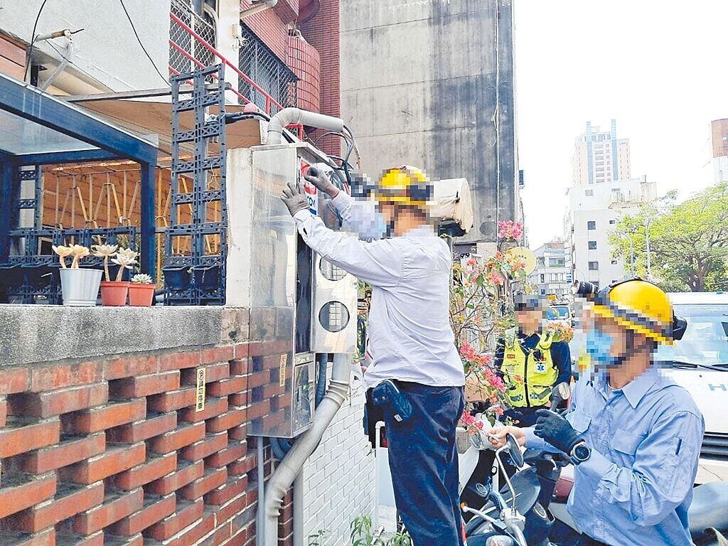 台中市府27日對2家日租套房強制執行斷水斷電。圖／台中市府提供