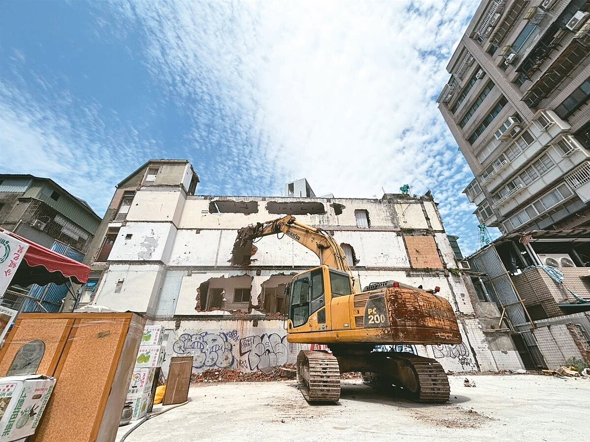 北市代拆中山區民生東路一段的52年老舊公寓。圖/台北市更新處提供