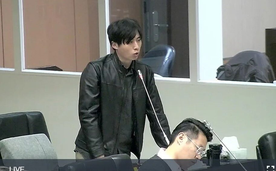 苗栗縣推動戶政事務所精簡政策引起關切，縣議員曾玟學在臨時會提案討論，強調精簡政策在不影響現有服務運作的前提下，他樂觀其成。圖／取自苗栗縣議會直播
