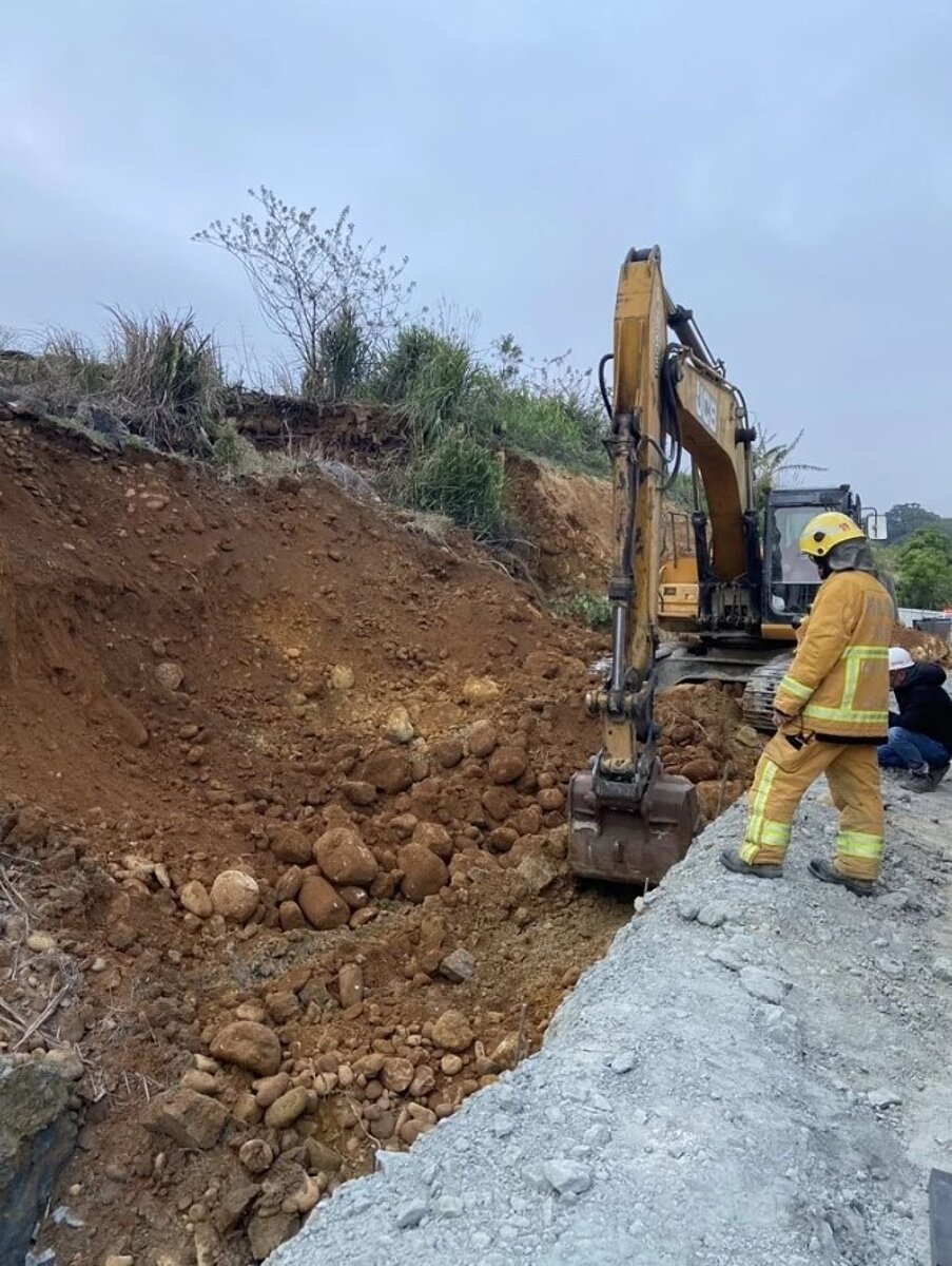 苗栗縣三義鄉著名景點龍騰斷橋附近新建道路工程發生土石崩坍意外,年約70歲的陳姓工人遭活埋,目前救難人員仍持續開挖搶救中。圖/苗栗消防局提供