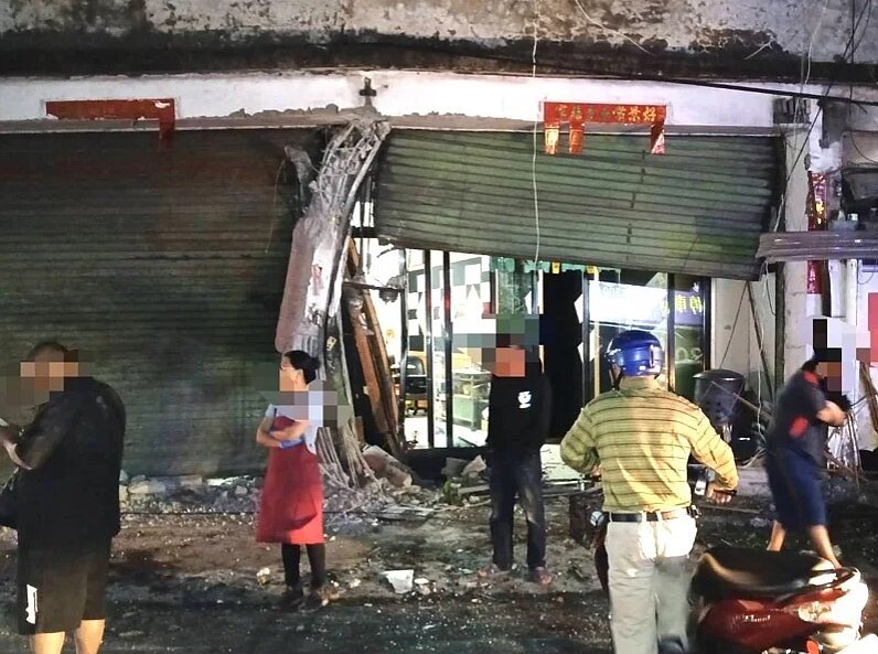 遭砂石車衝撞的民宅柱子斷裂,水泥崩落鋼筋外露,所幸並未坍塌。圖/記者巫鴻瑋翻攝