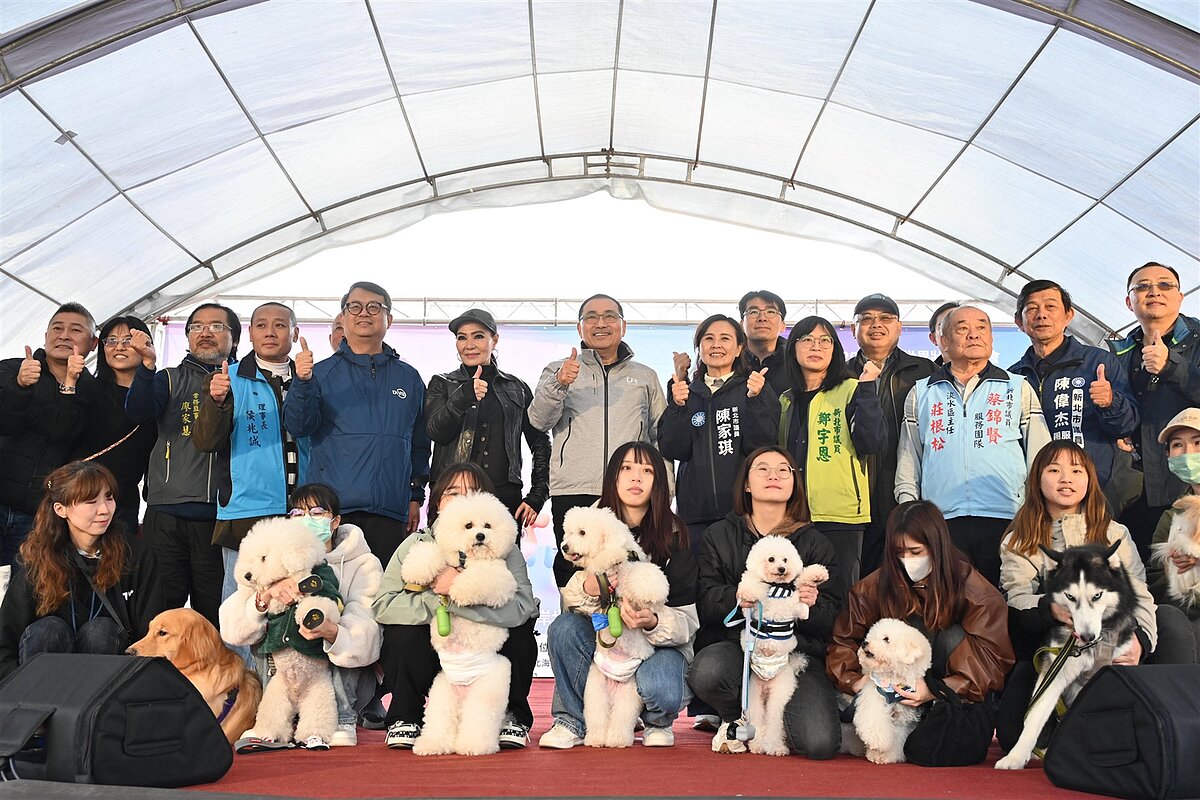 新北市政府今(29)日於淡水金色水岸舉辦「寵物AI大健走-新北認養萬金禮」,侯友宜與金曲歌后潘越雲共同出席活動。圖/新北市政府提供