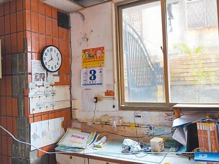 0403花蓮大地震重創馥邑京華大樓,事隔1年建物還未拆除,大樓管理室的日曆與時鐘也還停在地震發生時。(羅亦攝)