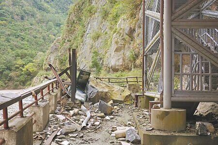 0403花蓮大地震重創太魯閣國家公園,其中砂卡礑步道因落石坍方規模大,修復難度高。(羅亦攝)