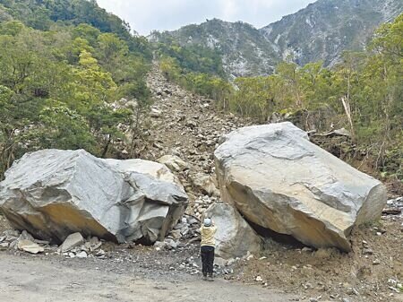 去年0403花蓮大地震重創太魯閣國家公園後,接連而來的颱風也造成布洛灣台地聯外道路嚴重坍方,沿線可見比工程車還大的石塊。(羅亦攝)
