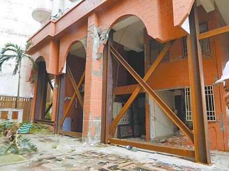 花蓮市馥邑京華大樓震後經鑑定建議要拆除,管委會在拆除前暫時先用H型鋼支撐建物,避免災情擴大。(羅亦攝)